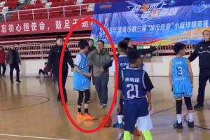 场边家长怒冲赛场推倒小球员，致双方家长群起冲突斗殴。