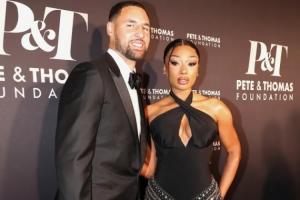 克莱·汤普森本赛季数据遭遇滑铁卢，场均仅得8.7分，命中率跌至33.3%，多项数据创下个人职业生涯新低。