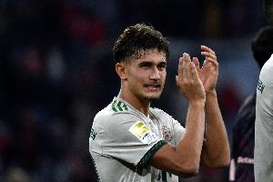 德国媒体报道：左后卫比朔夫正拓展多位置技能，戴维斯伤愈回归后，他可能面临位置竞争。