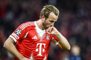 据西班牙媒体报道，沙特阿拉伯方面已提交一份高额报价，加入了哈里·凯恩的争夺战。由于无力匹配这一报价，巴塞罗那俱乐部已经决定放弃引进凯恩。