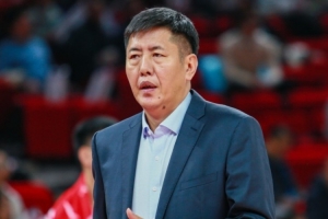 记者指出，考虑到球队的阵容磨合情况，浙江队被视为全运男篮比赛中最被看好的夺冠队伍。