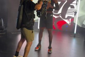 帅！乔治媒体日上身76人复古球衣拍摄