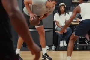 湖人梦寐以求的中锋！凯斯勒这个夏天，似乎又长壮了