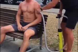 这么玩是吧？球迷恶搞：德容和弗里克的关系！