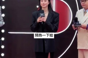 有点帅哈！王思雨一身黑色的西服穿搭现身微博之夜活动~