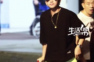 此前还被老婆调侃！邓超深夜拄拐下车 粉丝高喊：不许打篮球了~