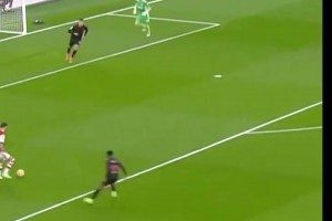 一下不多，行云流水！阿森纳标准的美丽足球！同频滑跪庆祝！