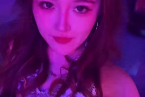 这还看啥拳击哈！威姆斯和恶鼠的八角笼战的举牌小姐姐~