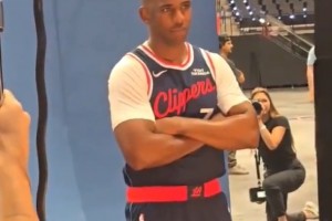 快船媒体日 保罗拍定妆照！炮哥一开始看着好严肃哈~