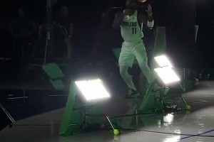 人球合一！欧文连拍个定妆照都要秀下运球