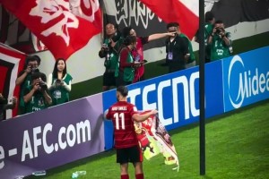 边路飞翼！小钢炮“丫丫”赛后收到了球迷给他的应援旗