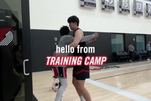 塞布尔上来就熊抱杨瀚森开拓者众将精神饱满迎接训练营