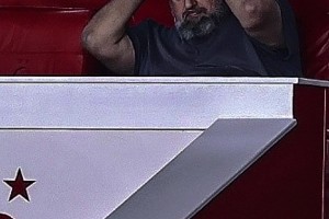 你挑的嘛偶像！澳波上任1胜难求，森林老板看台死亡凝视