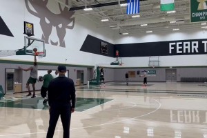 雄鹿队内训练，库兹马这个状态太离谱了吧？连续投篮都短了！