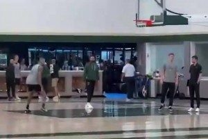 库兹马投篮训练运球脱手，罚球线跳投一个比一个短！字母哥看了会想哭！