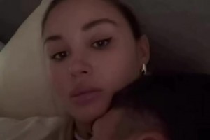 女友无语男生表面抱着美女女友，实则拿着手机看球赛