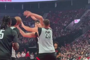 中锋位置正面较量！杨瀚森利用脚步强吃克林根，碾到篮下得分！