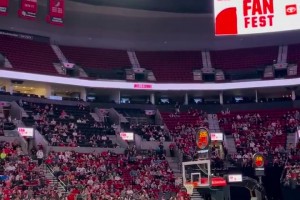 啊这？杨瀚森篮下卡位遭到克林根肘击！倒地后捂着脸起身！