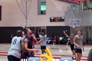 灯泡对飚！哈登队内训练三分颜射保罗，保罗立刻三分回应！