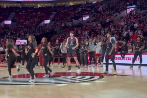 有种老实人豁出去的感觉！杨瀚森终究还是没逃过背粉色小书包跳舞