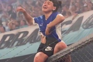 真球迷啊！此前阿根廷女球迷爬上铁网庆祝却被划破衣服