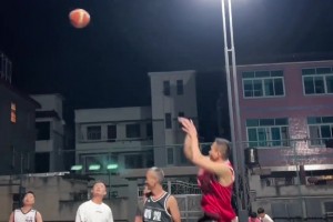 如果你在野球场有如此跳投技术，那几乎就无敌了！