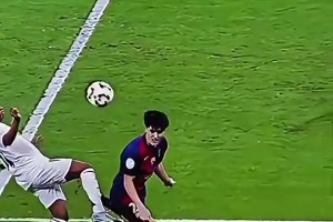 这是免费能看的嘛韩国妹子在著名曼联球迷直播间小秀身材