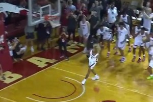 火箭新援戴维森曾表演胯下扣篮这弹跳力和杰伦-格林一桌的！