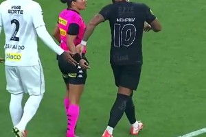 真不避讳！德佩直接上手搂着女裁判，手被甩开后还臭脸了