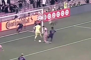 梅西之所以是梅西，因为他是用技术和脑子踢球