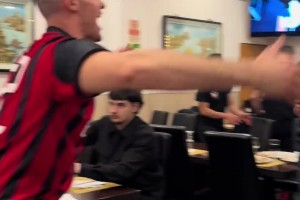 AC米兰在上赛季3:0战胜国米后，双方球迷在餐厅相遇是如此情景