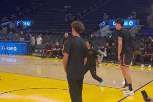 手酸不酸？杨瀚森赛前扣篮训练，各种顺下单手劈扣！