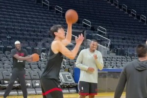 杨瀚森热身训练，在助教帮助下练习篮下终结！