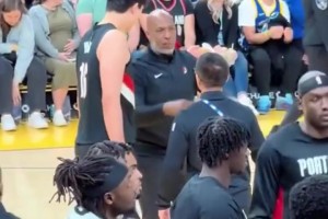 足够重视！暂停期间，主帅比卢普斯亲自指导杨瀚森！小杨频频点头