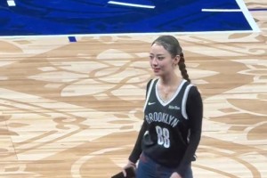 吉娜穿篮网球衣在场边，真是便宜郎朗那小子了