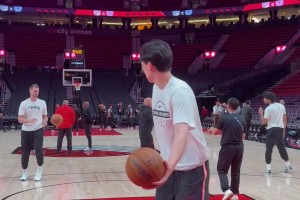 今天一记背运过人帅翻全场！杨瀚森赛前热身就已展示自己梦幻脚步