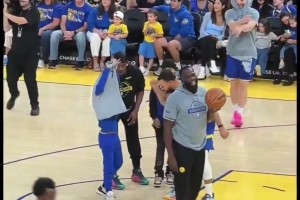 你俩真坏巴特勒+库里指使小球迷向希尔德扔球衣