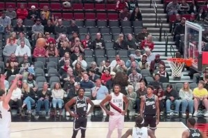 有身临其境的感觉！球迷现场拍摄，杨瀚森昨日砍下16分集锦