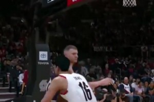 看着太爽了！网友在2K里操作杨瀚森打爆约基奇，各种大帽+暴扣