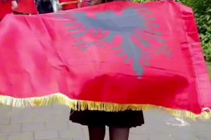 烈焰红唇！阿尔巴尼亚女主持大秀性感身材，这一抹红真好看