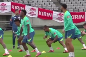 你俩肢体不协调啊！库尼亚和维尼修斯简直是俩活宝