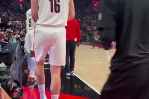 大哥你是在开拓者替补席？拿起手机对着杨瀚森屁股一顿拍！