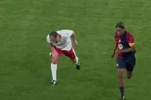 维尼修斯扭扭捏捏地与教练打招呼，你小子怎么看着有点搞笑