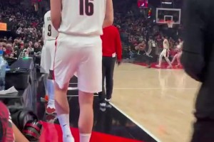 这个位置得花不少钱吧？一球迷晒视频：在场边观战杨瀚森比赛