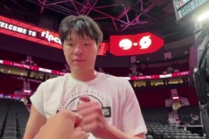 期待今天再战勇士的发挥！杨瀚森赛前与开拓者工作人员击拳~