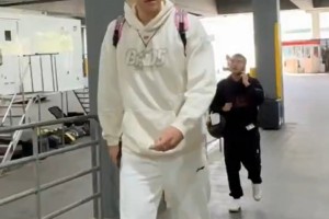 主场再战勇士！杨瀚森与队友们先后抵达球馆~还是粉色小书包