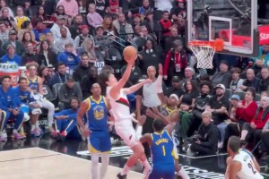 太帅杨瀚森三分假投点飞霍福德！直杀篮下高举高打上篮放进！