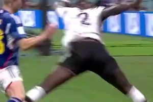 被晃到腰疼！日本球员忽视了梅西原地摆脱能力