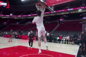 今天能不能扣一个！赛前热身杨瀚森直杀篮下，来了记反扣