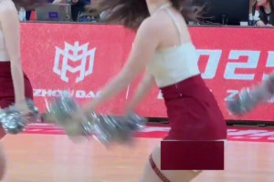 休赛期业务！WNBA中锋安洁-里斯登上维密内衣秀